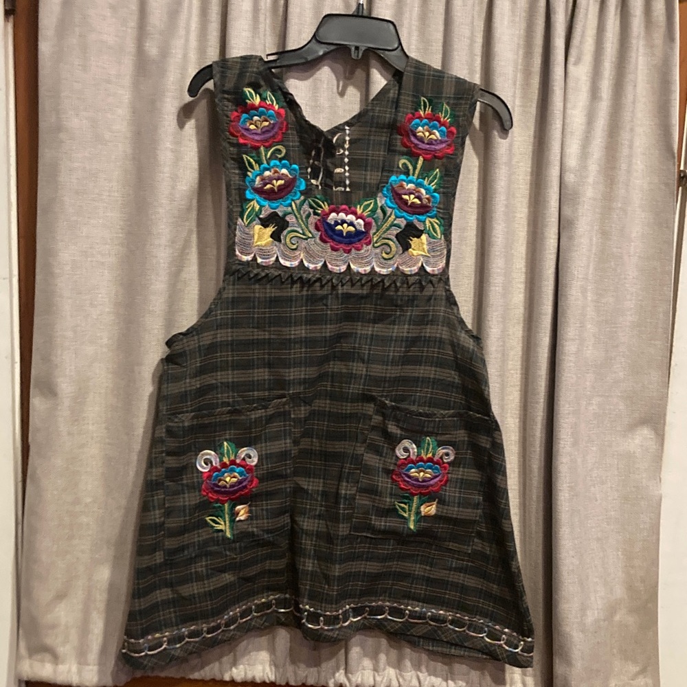 Embroidered Plaid apron with Floral Design. Oaxaca craft. Gorgeous!